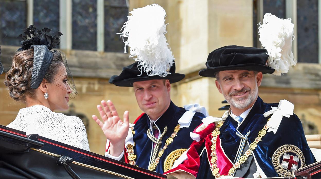 Los reyes Felipe VI y Letizia, junto al príncipe Guillermo de Inglaterra, durante el «Garter Day»