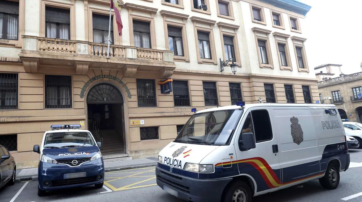 Jefatura Superior de Policía de Asturias. donde se encuentran los tres detenidos