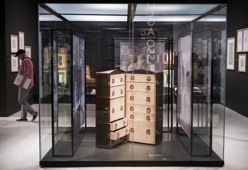 Baúl de Olga Picasso que abre la exposición en CaixaForum