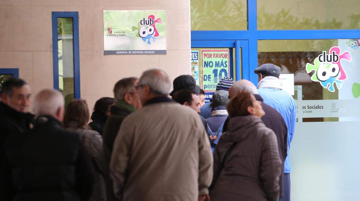 Gente haciendo cola a las puertas de las oficinas del Club de los 60