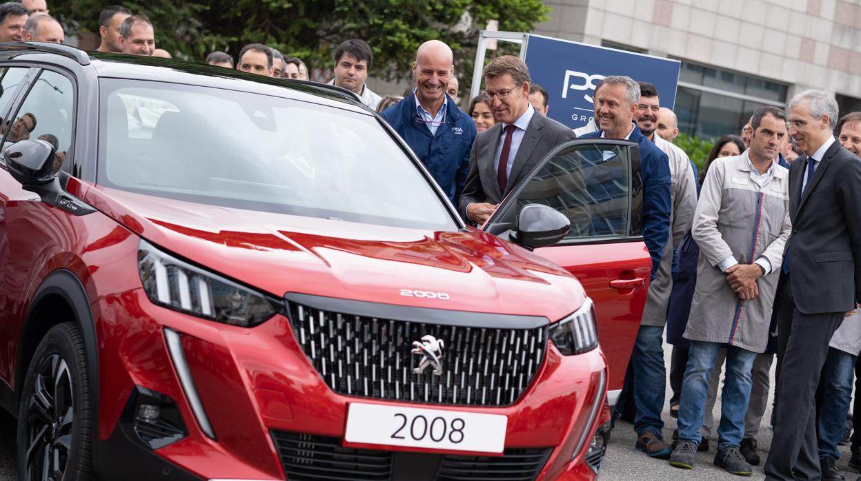 Feijóo y los responsables de PSA en Vigo con el nuevo todocamino de Peugeot