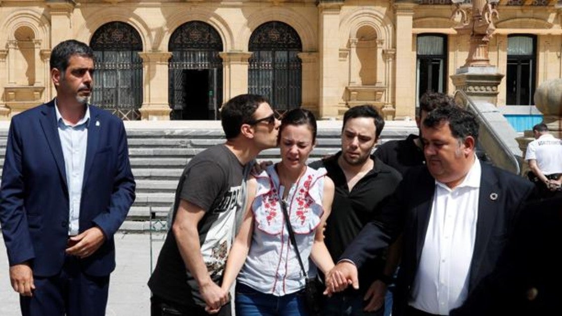 Los hijos del fallecido, durante la protesta de ayer en San Sebastián