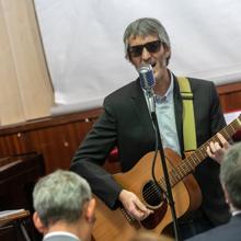 Actuación de Ángel Hidalgo, «The Honky Tonker», profesor y jefe de estudios del instituto