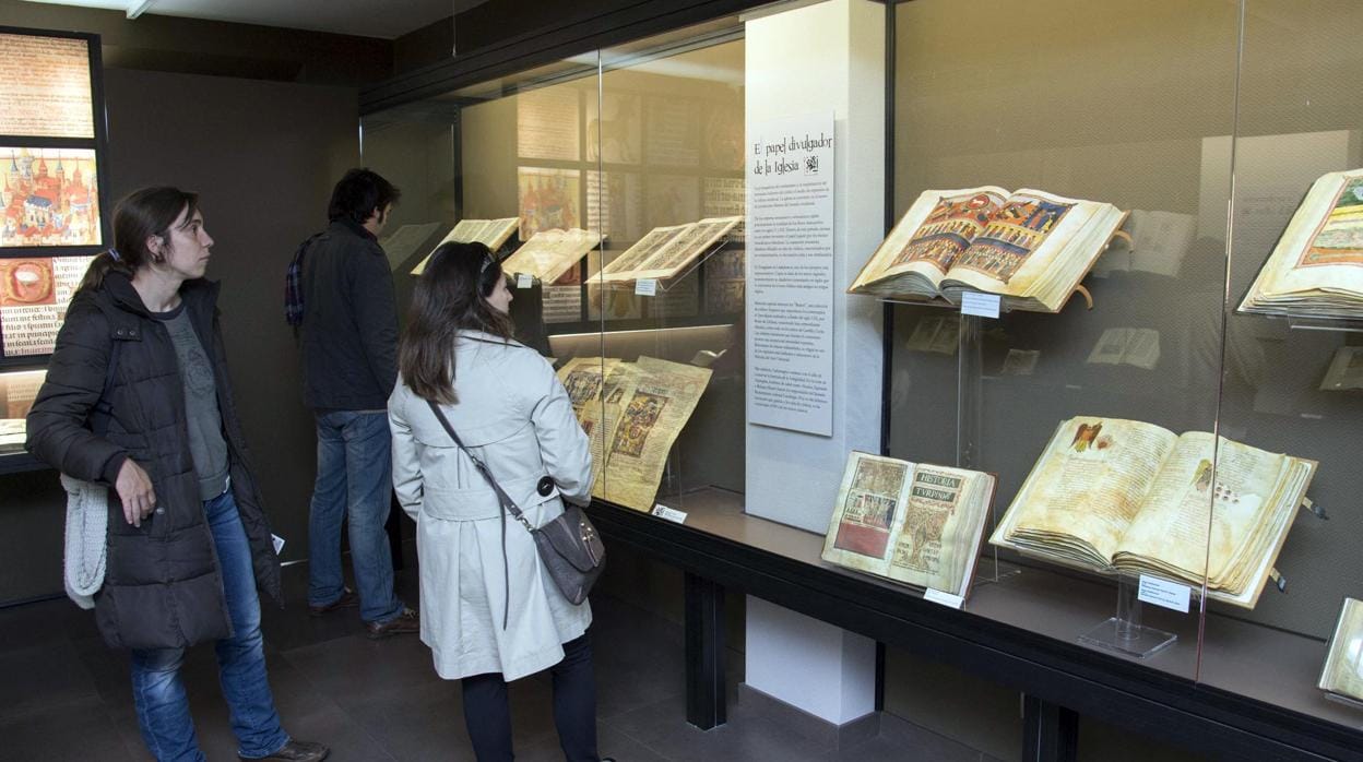 Visitantes en el Museo del Libro, en Burgos