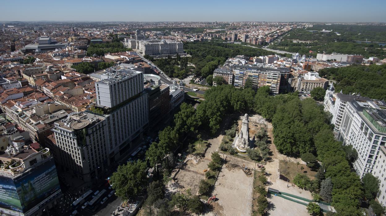 Tierra levantada en la plaza de España con motivo de las obras