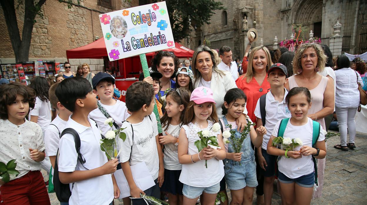 En la ofrenda floral han participado niños de 23 colegios