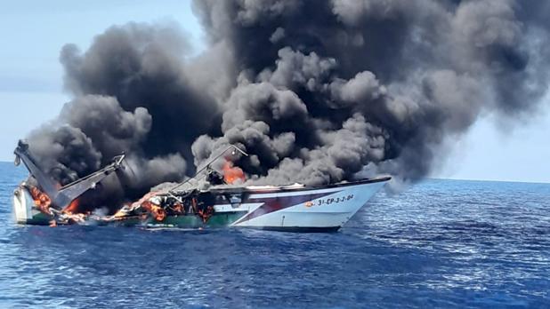 La Guardia Civil rescata a unos pescadores de un barco en llamas en Oropesa