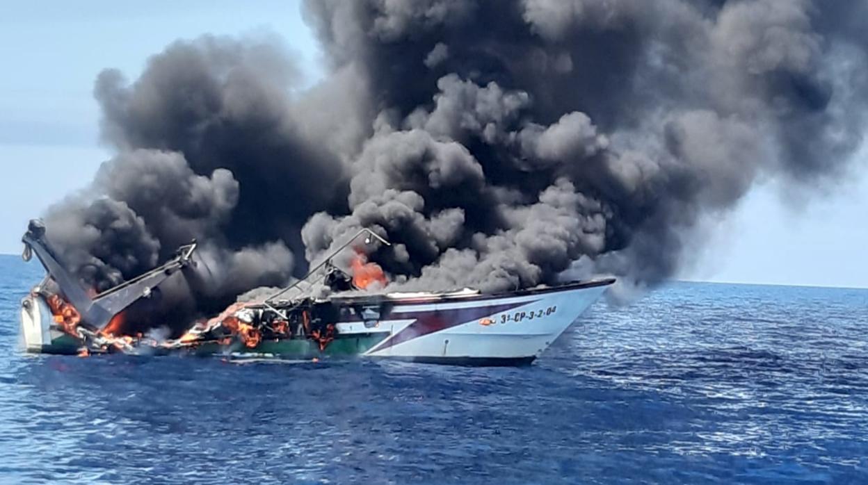 El pesquero en llamas del que han sido rescatados sus tres tripulantes