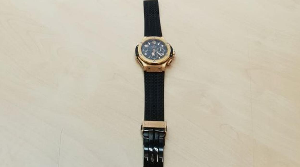 El reloj, valorado en unos 30.000 euros, fue entregado a la víctima, que sufrió heridas leves