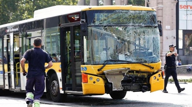 Una veintena de heridos en un choque entre dos autobuses y una moto en Barcelona