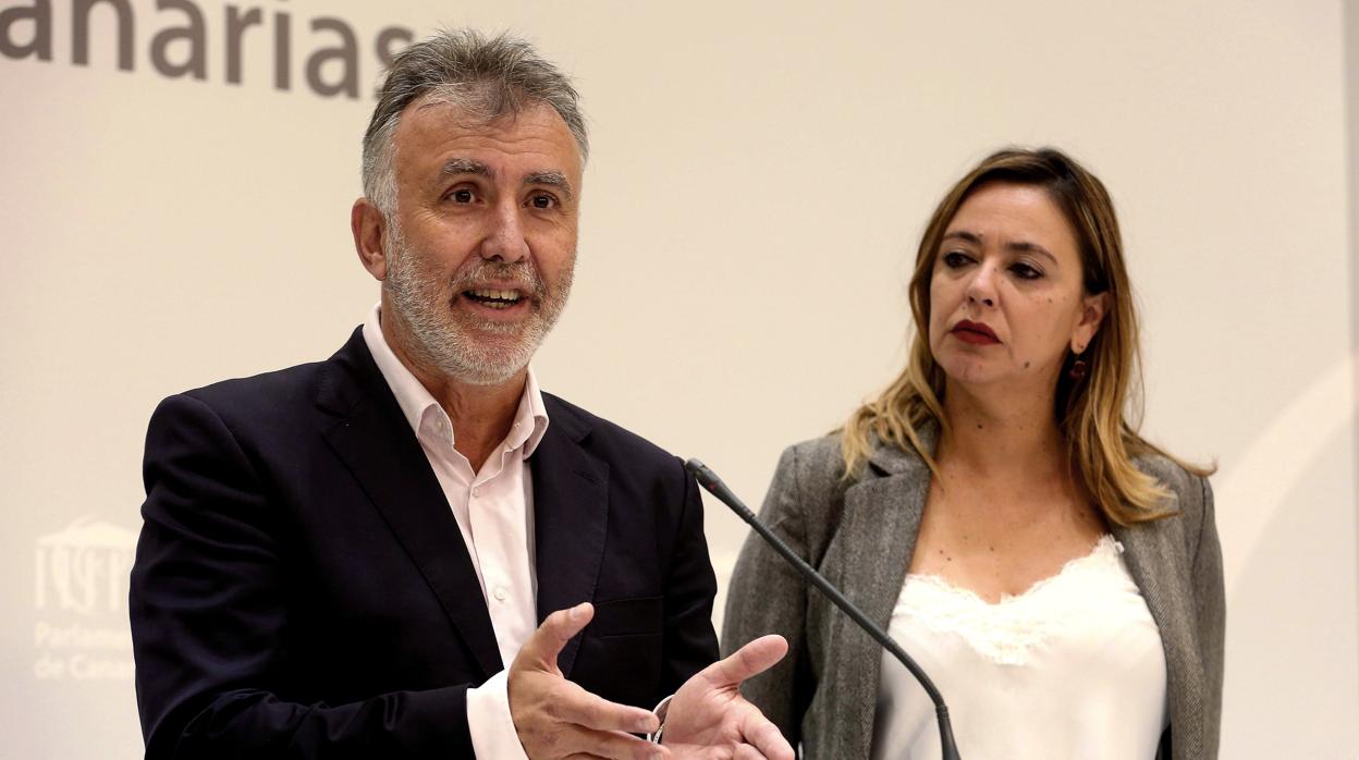 El secretario general del PSOE en Canarias, Ángel Víctor Torres y la portavoz del grupo socialista, Dolores Corujo