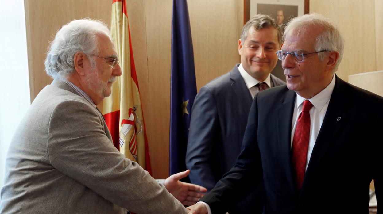 El ministro de Asuntos Exteriores en funciones, Josep Borrell, ha recogido su acta de eurodiputado este jueves en el Congreso.