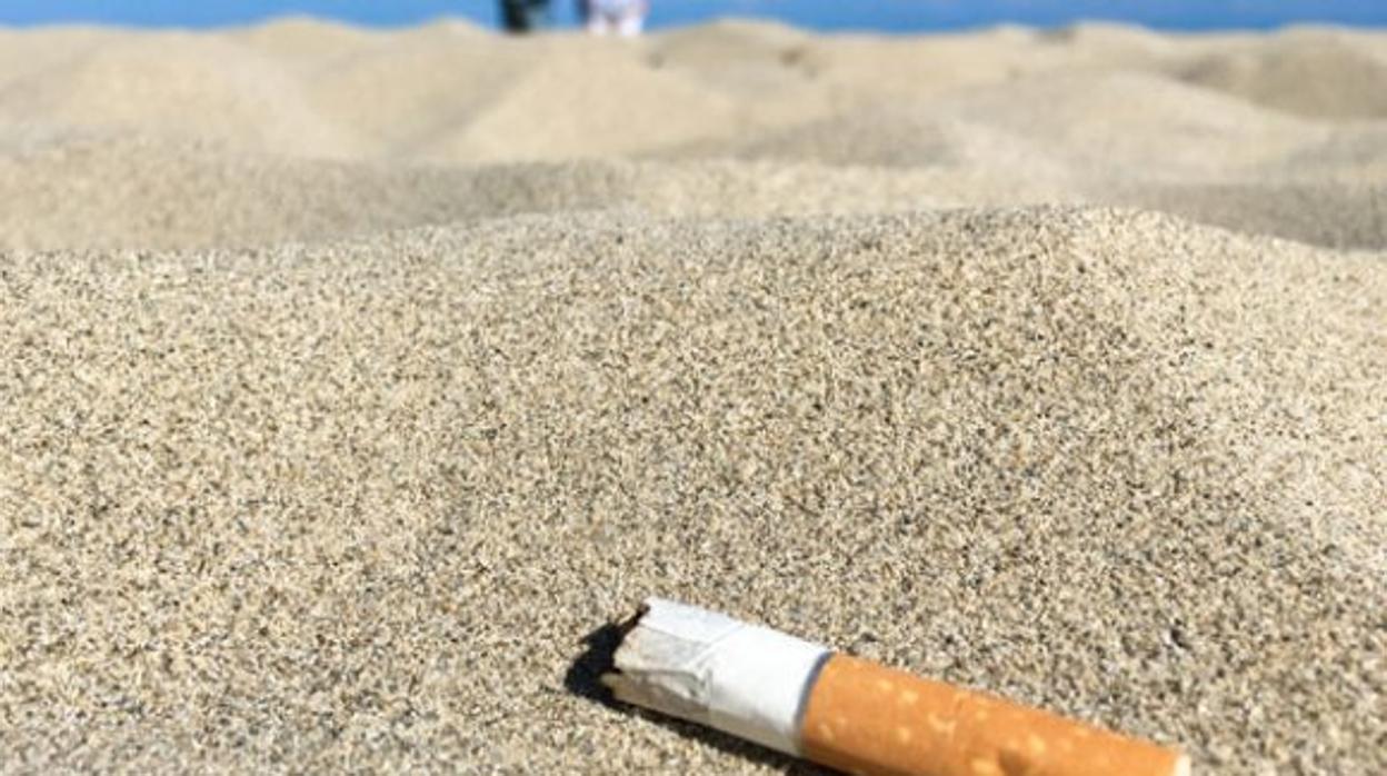 Imagen de una colilla en una playa valenciana