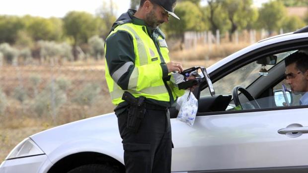 Interceptan a un conductor multirreincidente, ebrio, sin carnet ni seguro