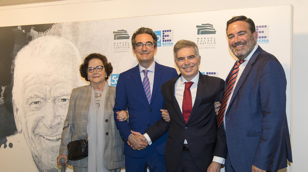 Manuel Peláez (segundo por la derecha), junto a su madre y sus hermanos en la presentación del documental sobre su padre