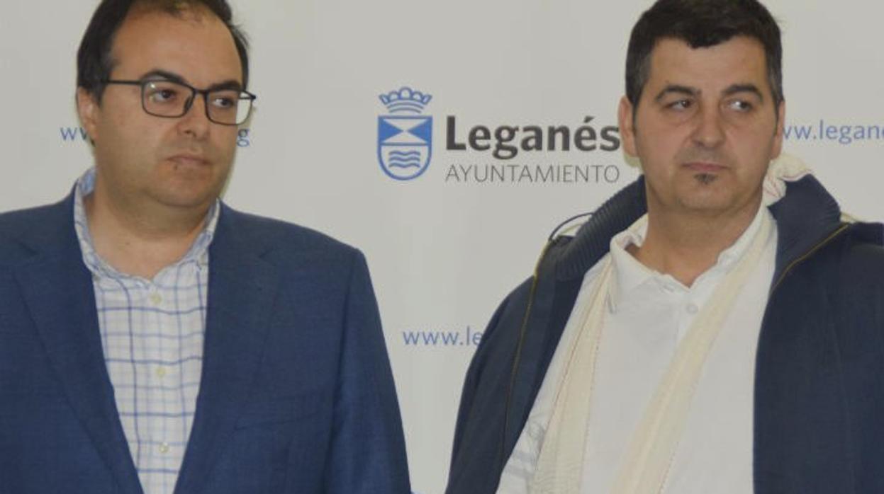 Santiago Llorente y Javier Márquez, en marzo de 2018, tras presentar la denuncia por la supuesta agresión