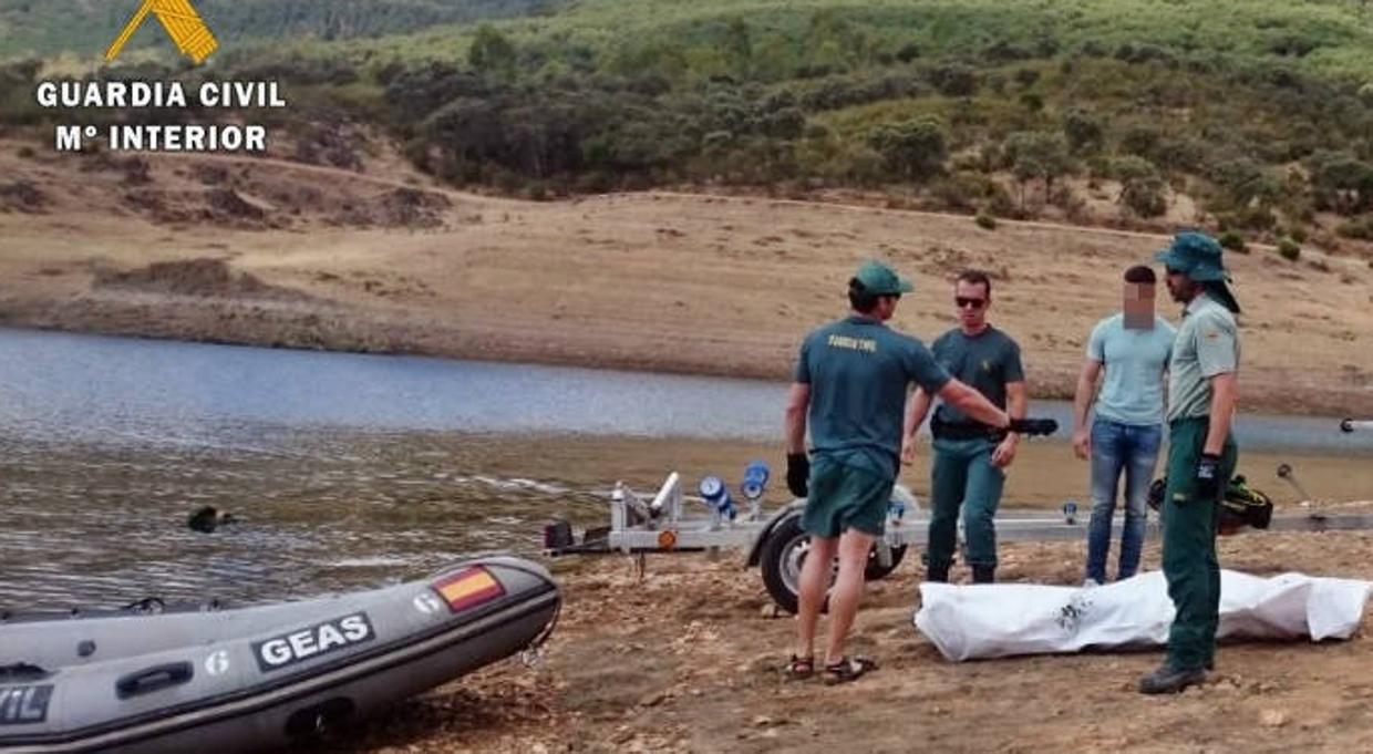 Grupos especiales de actividades subacuáticas (GEAS) de la Guardia Civil recuperan el cadáver