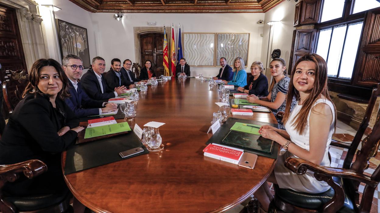 Imagen de la primera reunión del nuevo Consell