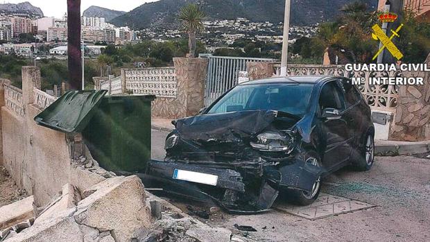 Se estrella con el coche, lo abandona y denuncia el robo para no pagar los daños