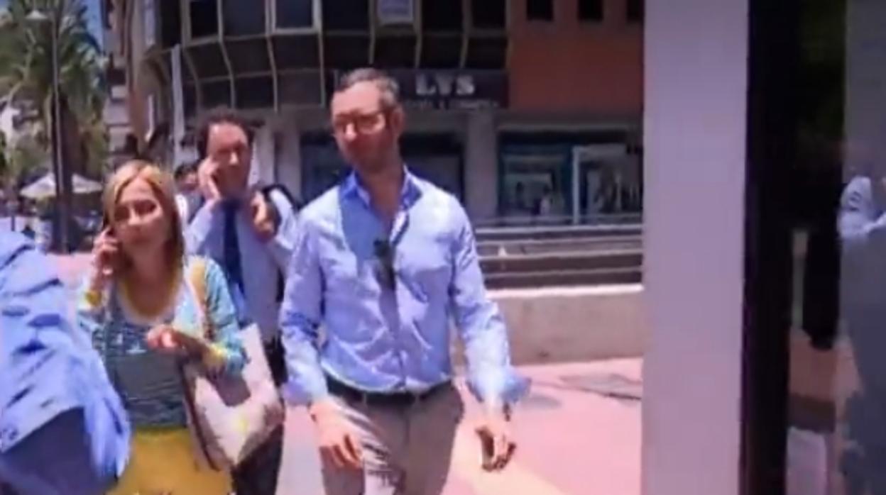 Australia Navarro, Maroto y García Ejea saliendo de la sede del PP de Canarias