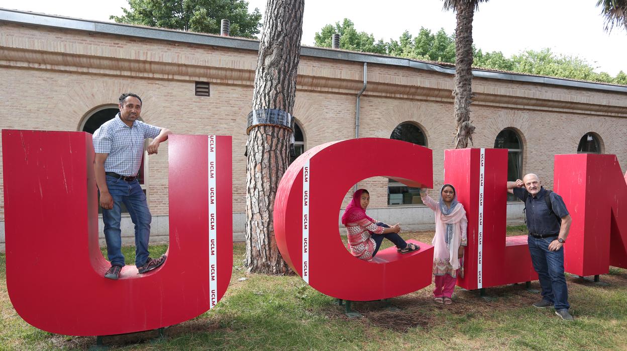 Mohammad, Amina, Sudiqa y Sebastián Álvaro, este lunes en el campus universitario de Toledo