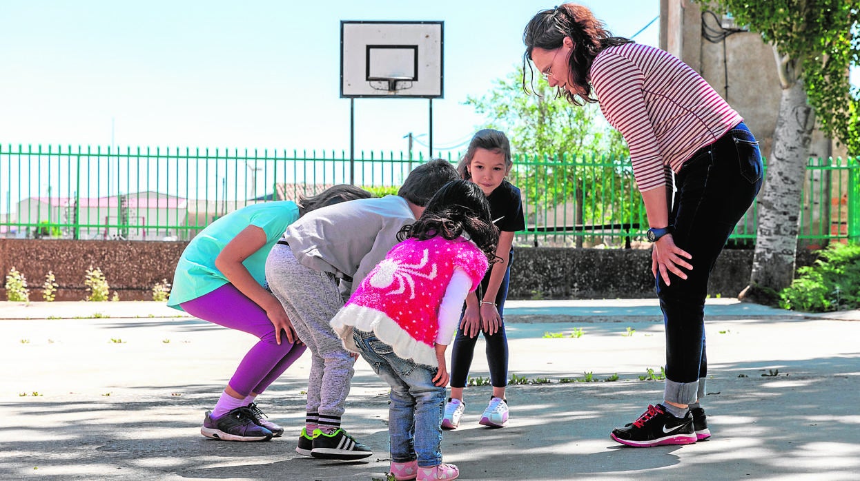 Los cuatro alumnos de la escuela de Peñaflor de Hornija, en el patio del colegio