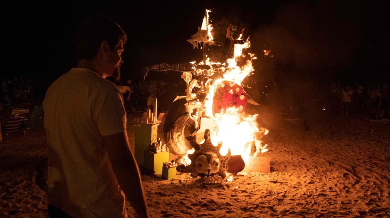 Imagen de una hoguera durante la celebración de la noche de San Juan en una playa de Alicante