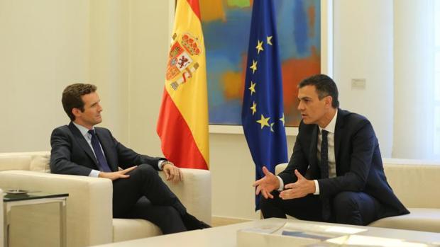 Sánchez y Casado se han reunido este lunes a petición del presidente en funciones