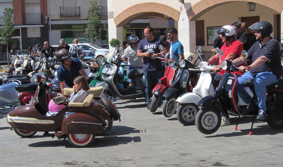 Algunos de los amantes de Vespas y Lambrettas antes de iniciar una ruta por la comarca