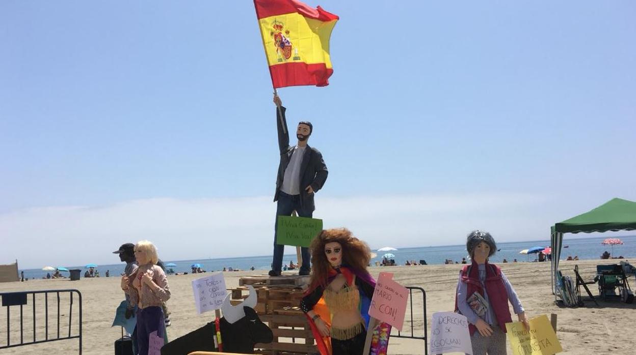 Un muñeco de Abascal sujeta una bandera española