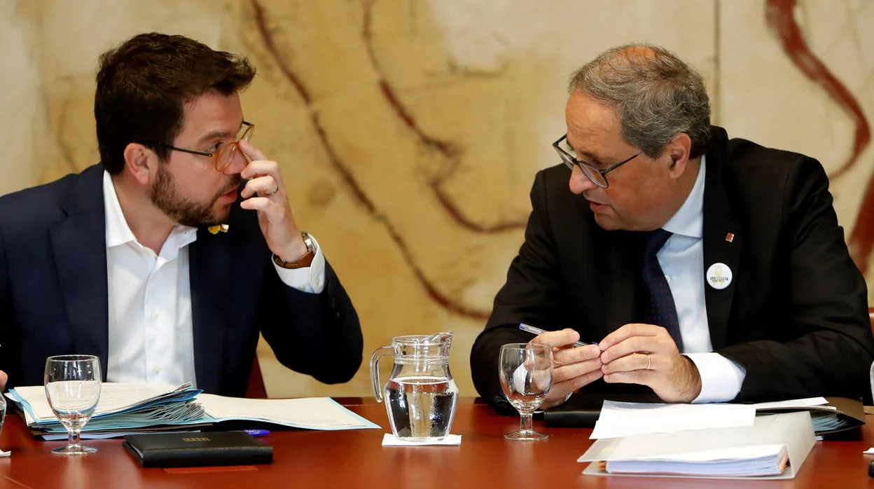 El presidente de la Generalitat, Quim Torra,acompañado por el vicepresidente Pere Aragonés