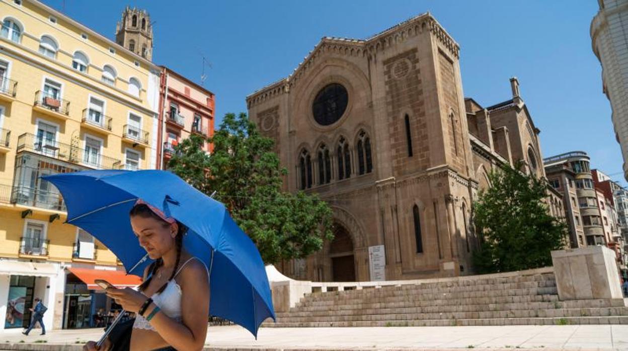 Una joven, este martes protegiéndose del calor en Lleida