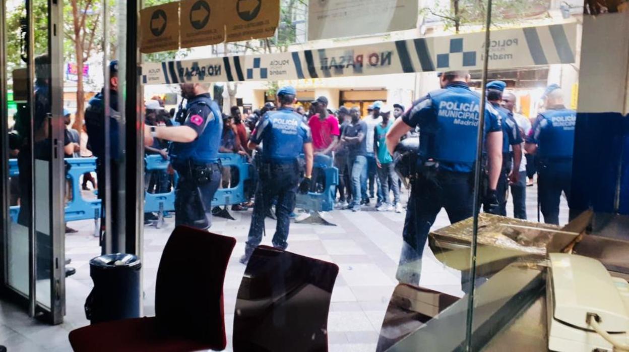 Decenas de manteros se manifiestan, ayer, frente a la comisaría de Policía Municipal de Montera