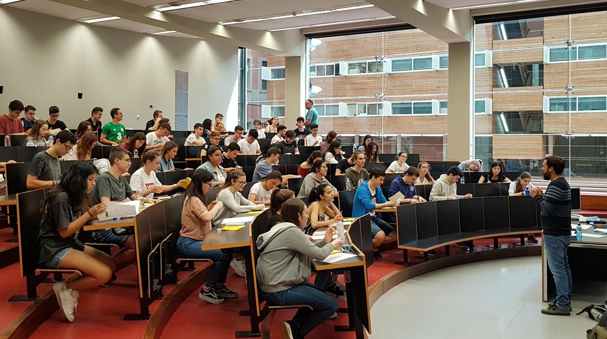 Estudiantes realizando las pruebas de selectividad en un tribunal de Barcelona