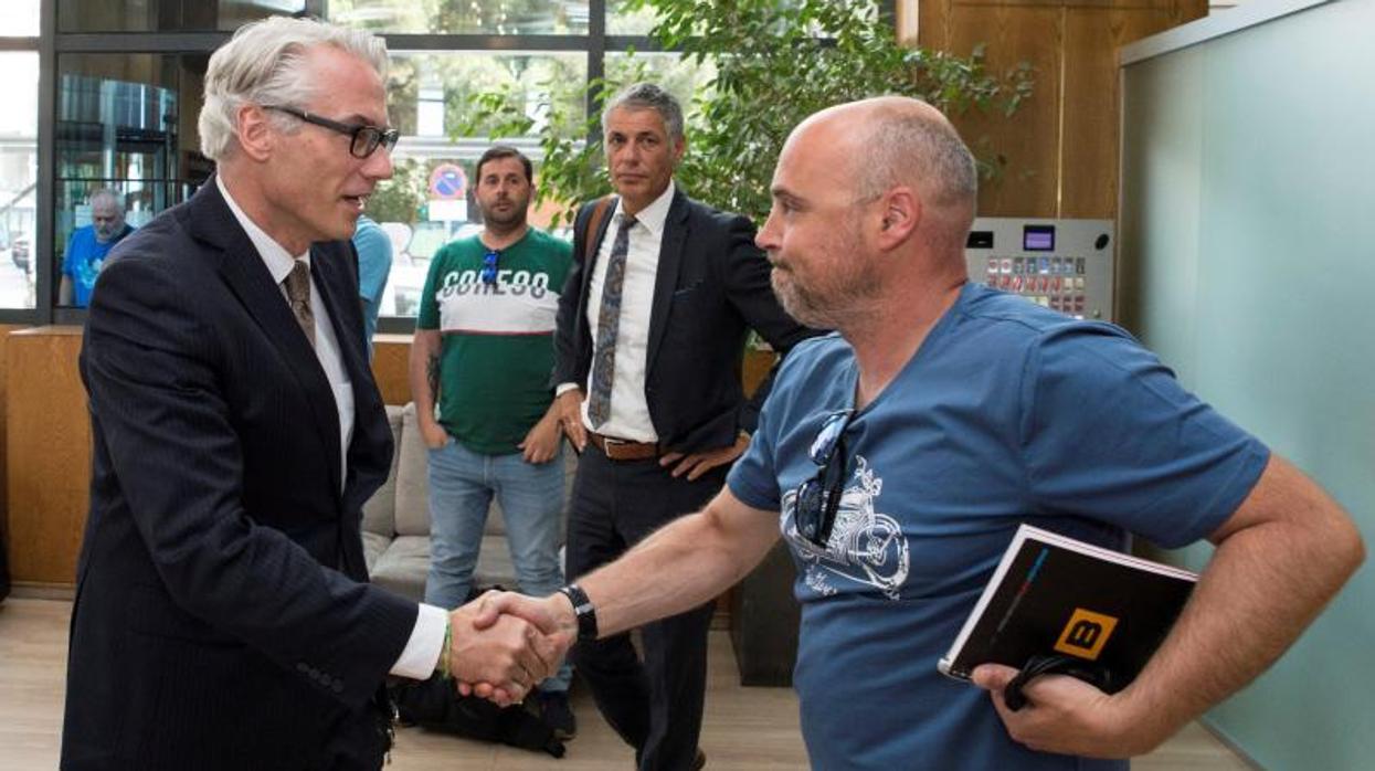 Representantes de Parter y de la plantilla de Alcoa en la reunión celebrada este martes