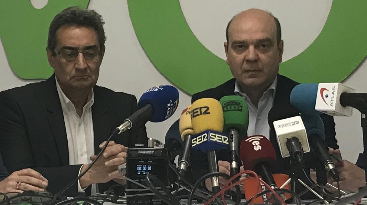 El líder autonómico de Vox, Santiago Morón (derecha), junto al portavoz municipal en Zaragoza, Julio Calvo