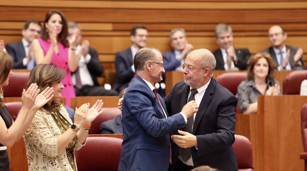 Luis Fuentes recibe la felicitación de Francico Igea tras ser elegido presidente de ls Cortes