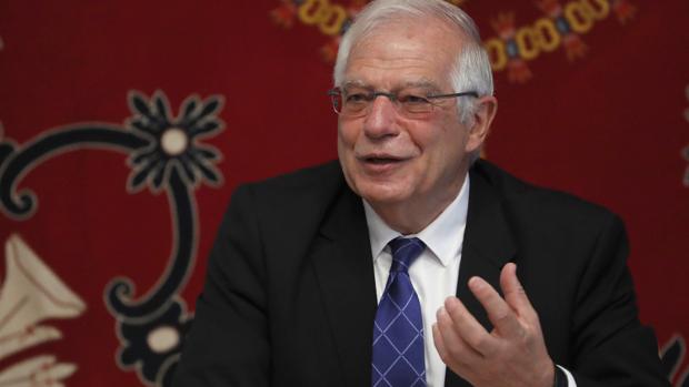 Borrell renuncia a su acta de eurodiputado y seguirá como ministro a la espera de saber si es comisario