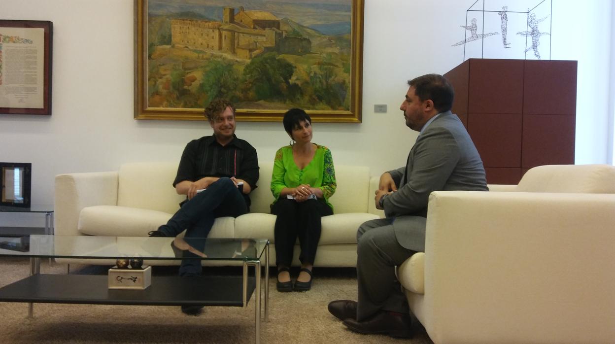 Los parlamentarios de Bildu, Mayorga Ramírez y Laura Aznal con el presidente del Parlamento