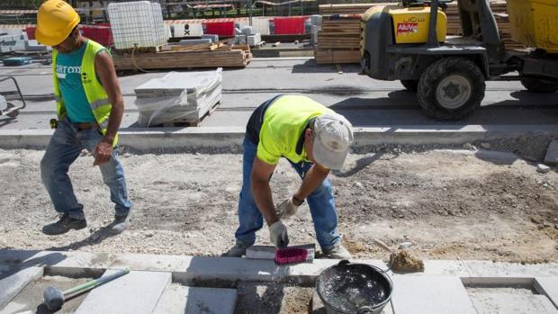Suben los salarios por encima de la media nacional pero a costa de trabajar más horas