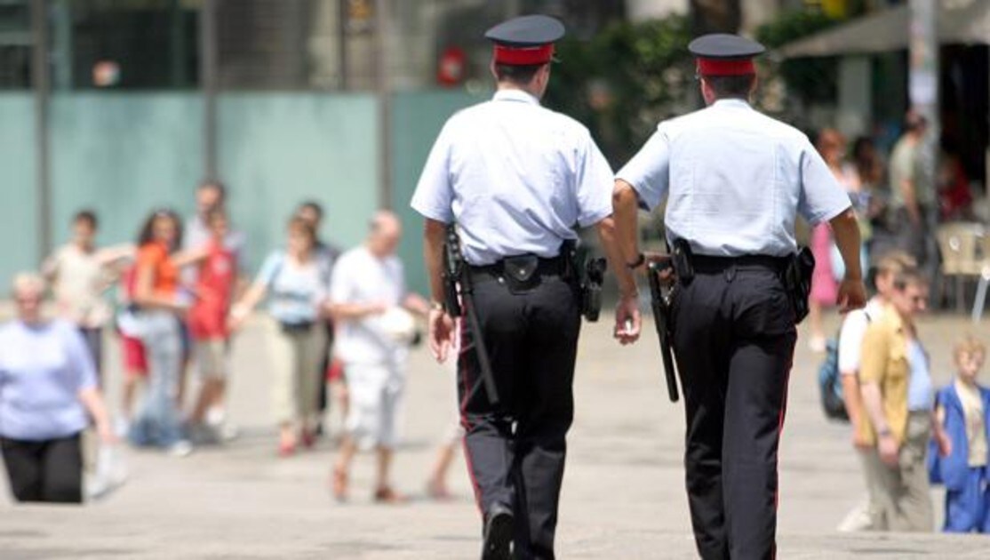 Dos agentes de la policía autonómica patruillan por el centro de Barcelona