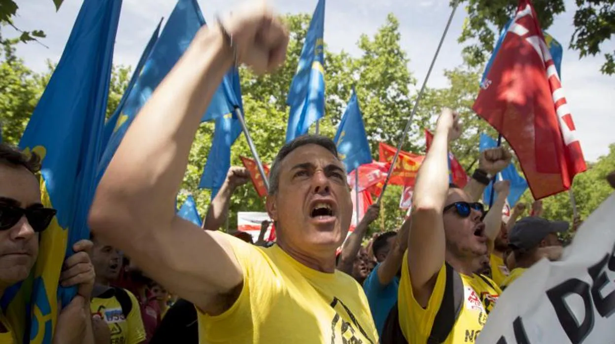 Trabajadores de Alcoa en la manifestación celebrada este lunes en Madrid