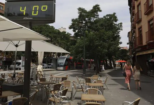 Una terraza vacía junto a un termómetro que marca 40º. Este jueves, Zaragoza superó esta barrera a primera hora de la tarde. A las once de la mañana ya superó los 30º