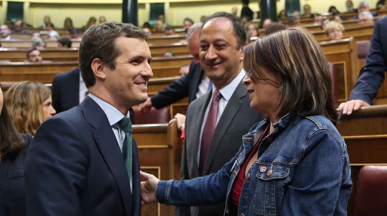 Pablo Casado saluda a Adriana Lastra (PSOE) antes del acto de homenaje a las víctimas del terrorismo