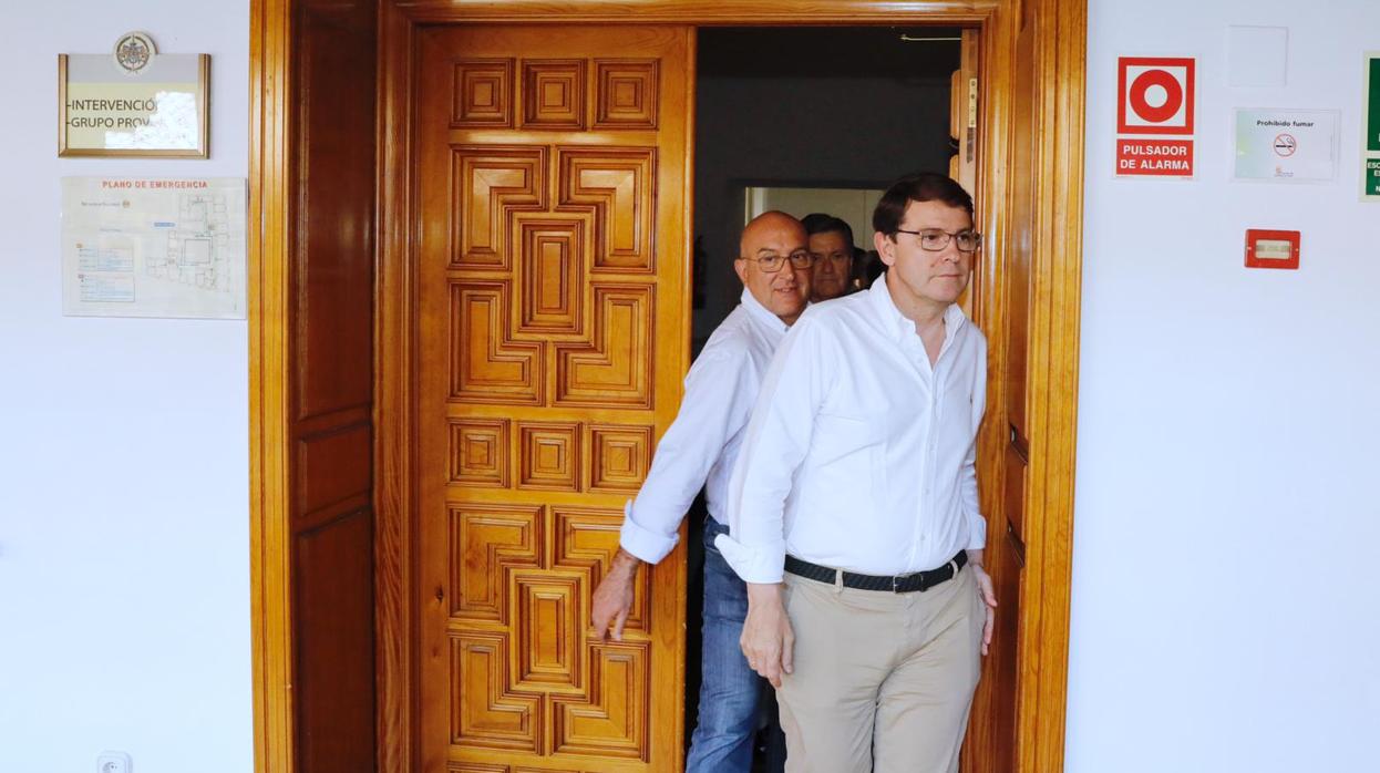 Fernández Mañueco y Jesús Julio Carnero, al término de la reunión