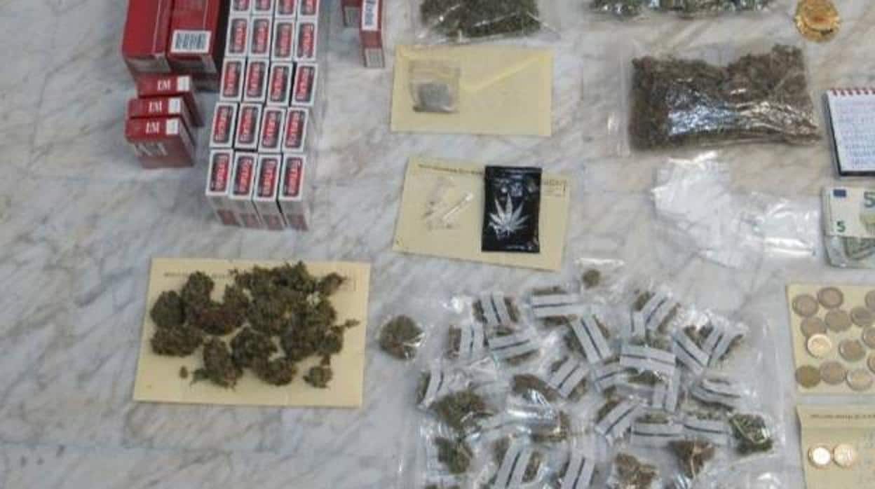 Imagen de un alijo de la droga confiscado por la Guardia Civil