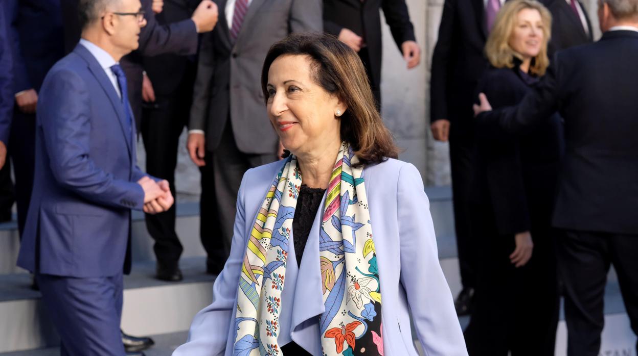 Margarita Robles tras posar para una foto de familia durante la reunión de los ministros de Defensa de la OTAN en Bruselas (Bélgica)