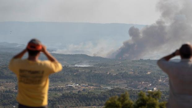 La ola de calor dibuja un día crítico en la extinción del incendio en Tarragona