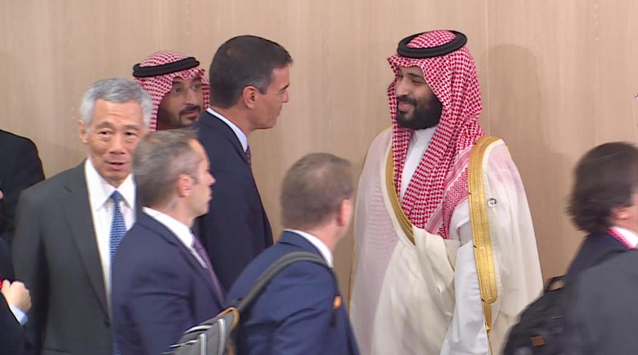 Pedro Sánchez se acerca a saludar al Príncipe saudí, Mohamed Bin Salman, en el G-20