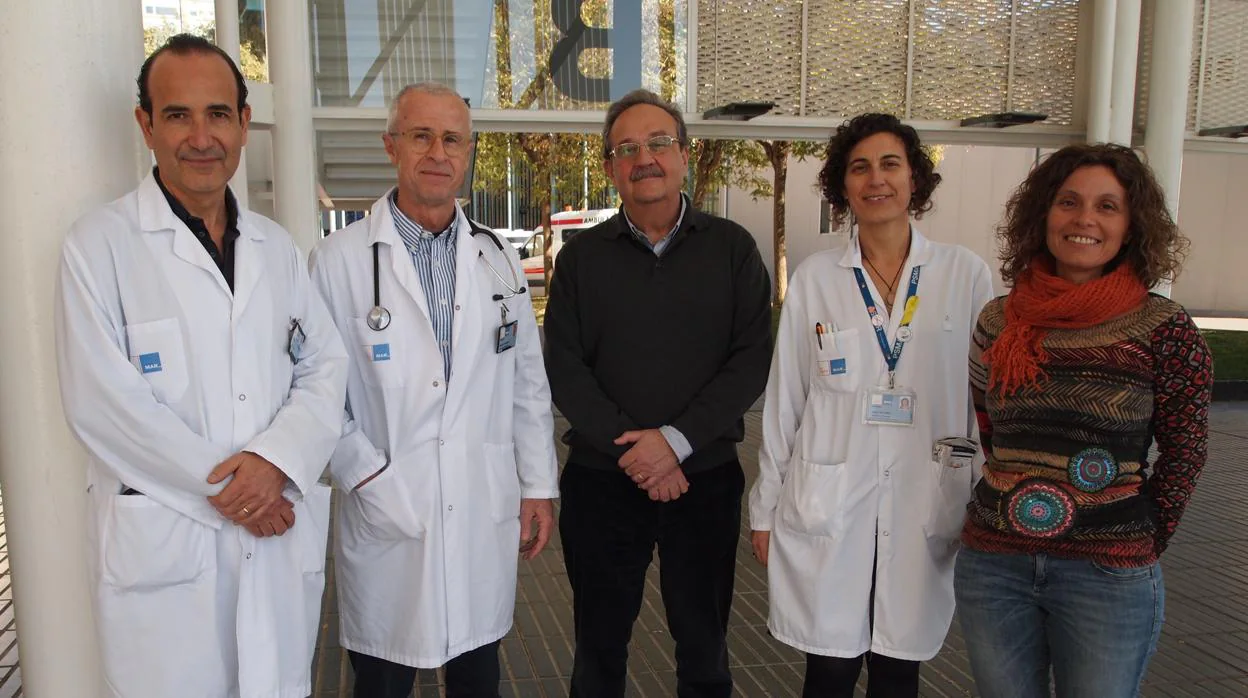 De derecha a izquierda, Dr. Joan Albanell, Dr. Ignacio Tusquets, Dr. Miguel López-Botet, Dra. Sonia Servitja y Dra. aura Muntasell